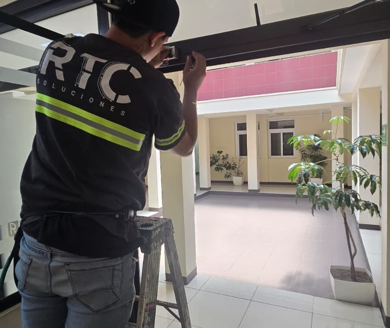 Técnico instalando sensor o botón de acceso en marco de puerta.