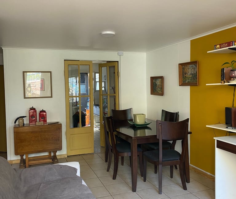 Diseño de comedor acogedor con luz natural y acabados en madera | diseño Studio Atípico