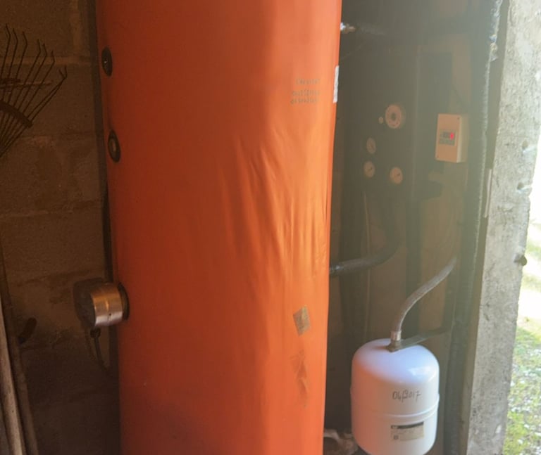un grand chauffe-eau orange posé dans un garage