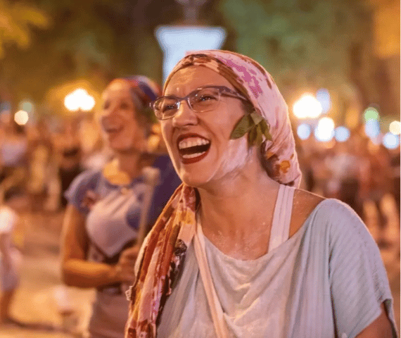 Noelia Flores sonriente y feliz en la Fiesta de la Chaya, celebrando el folclore argentino