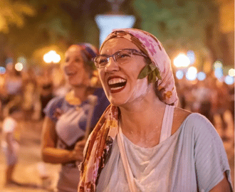 Noelia Flores sonriente y feliz en la Fiesta de la Chaya, celebrando el folclore argentino