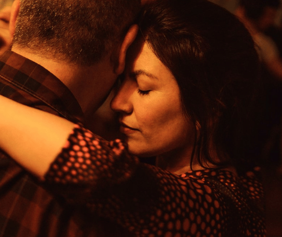 Plano cerrado de Noelia bailando Tango, mostrando la conexión y conciencia corporal de su método