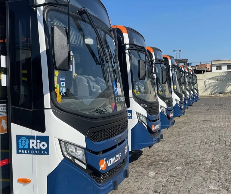 fileira de ônibus novos Novacap 2024 Caio Apache Vip V