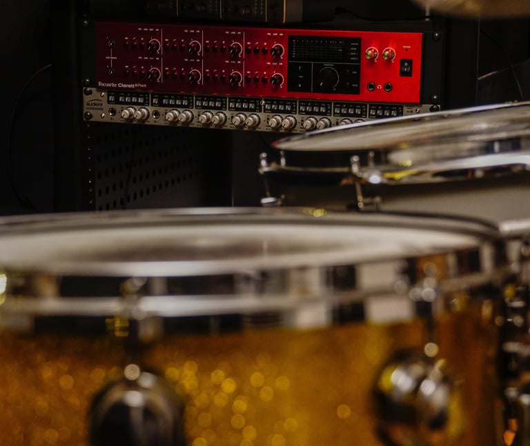 Estudio de grabación baterías con sistema Cubase y 16 pistas.