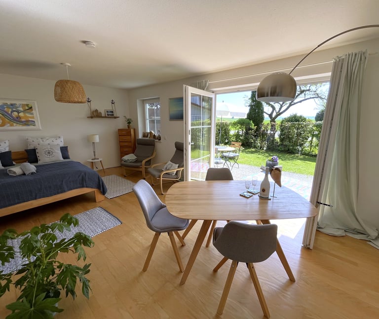 Essbereich der Ferienwohnung mit Zugang zur Terrasse in Chieming am Chiemsee