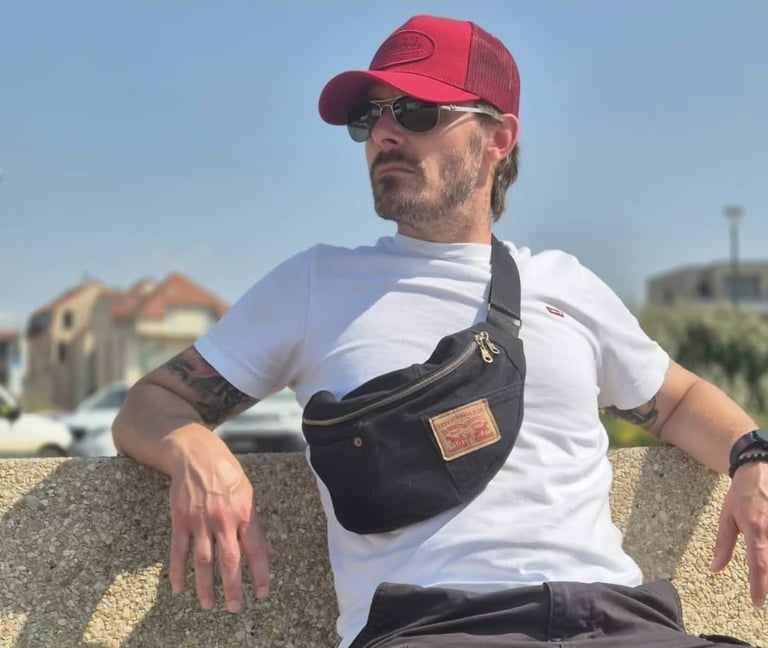 homme portant un sac banane noir en bandouillère