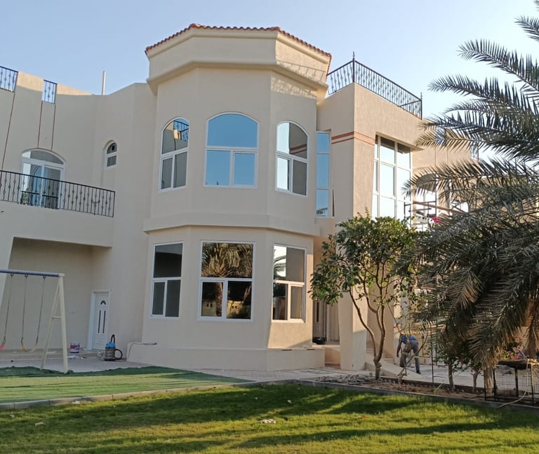 تركيب نوافذ UPVC عازلة للحرارة والصوت للفلل والمنازل في الإمارات