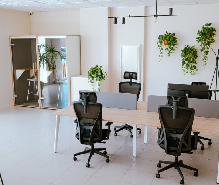 Ambiente de trabajo en el coworking WanderHub Menorca