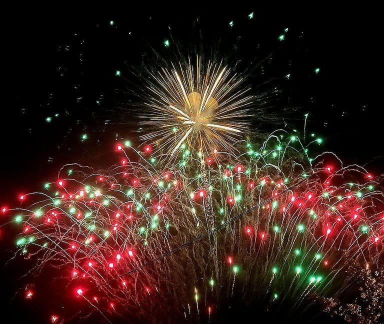 feu d'artifice coloré illuminant le ciel nocturne