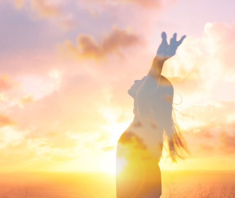 Immagine dal web. Donna con le mani in cielo libera