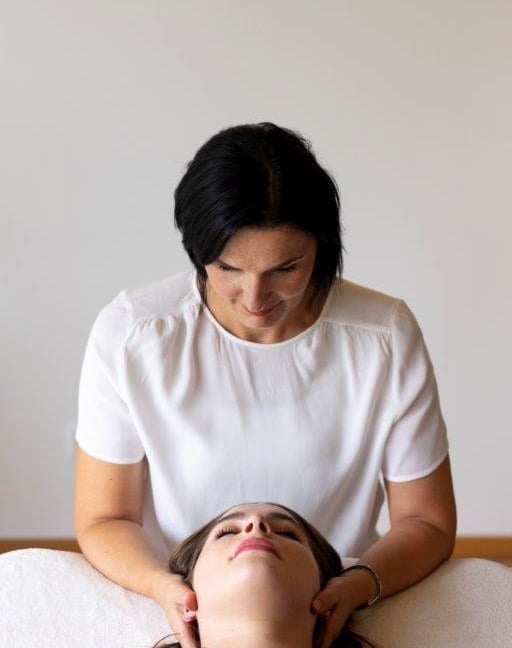 Hannelore führt Craniosacrale Körperarbeit aus