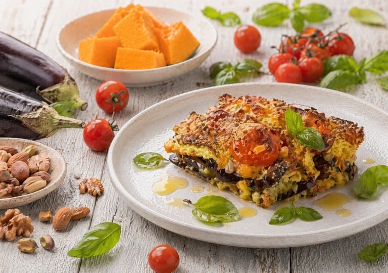 Sformato di verdure al forno con crema al pesto e crumble croccante