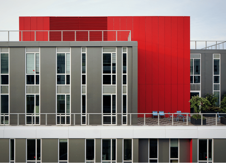 Edificação Cores Neutras e Destaque vermelho