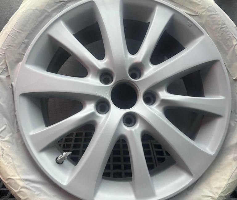 Damaged alloy wheel repaired with a diamond cut finish