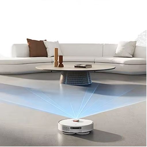 Sala de estar con robot en acción, muestra su funcionalidad de posicionamiento y escaneo láser