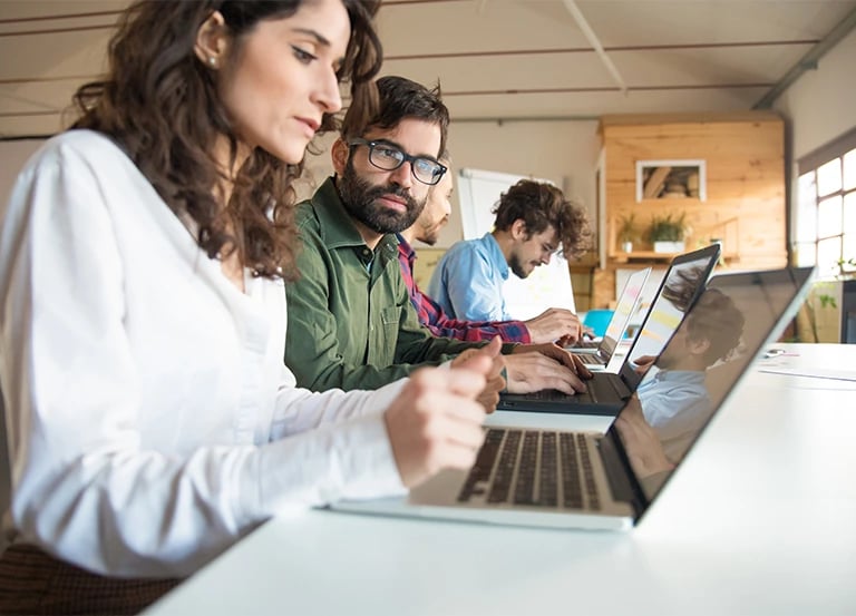 Equipo trabajando con software para certificados digitales
