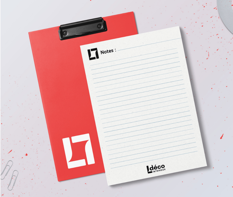 Un clipboard rouge et un logo de marque avec un carnet pour la papeterie de bureau