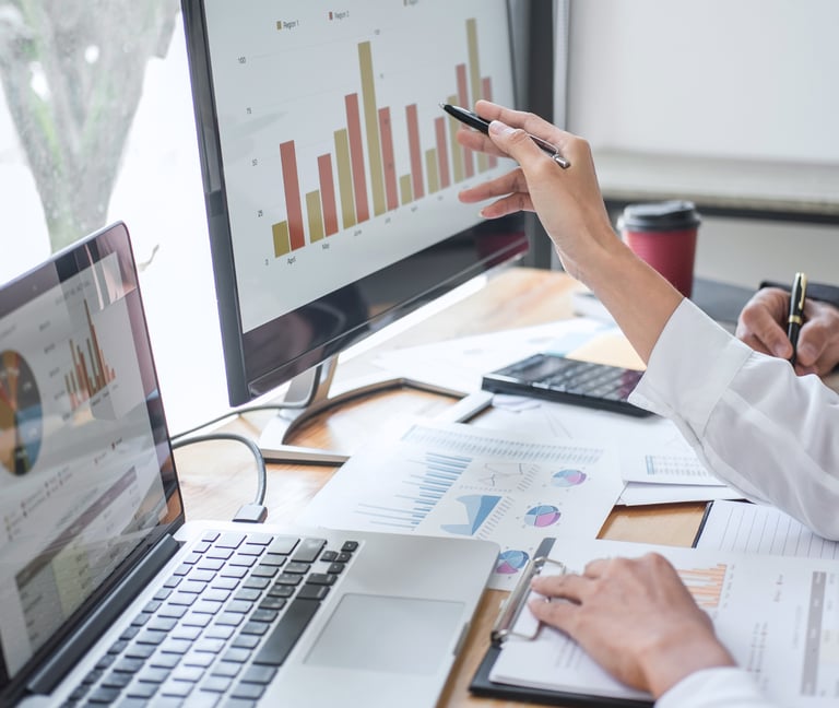 nforme de métricas y plan de ajustes mensuales para mejorar resultados