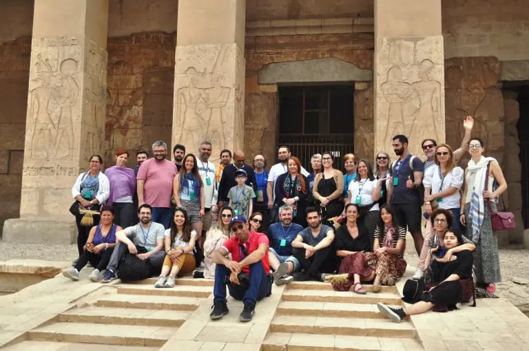 grupo de turistas en el templo de Dendera