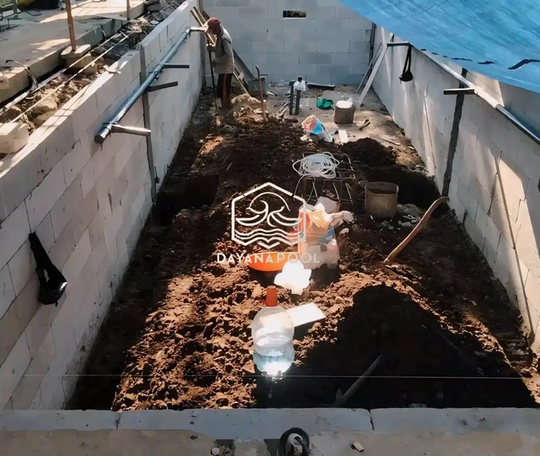 proses pembuatan kolam renang.