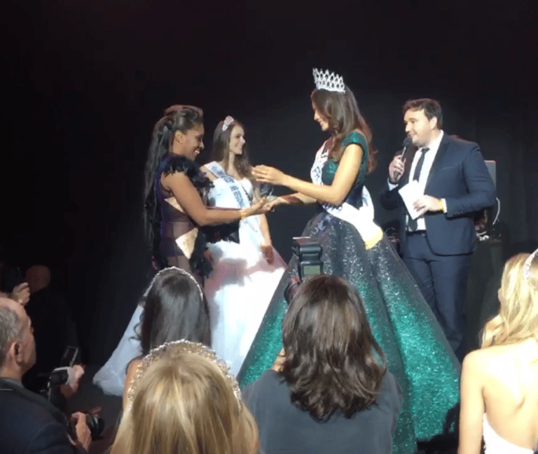 Remise du prix du meilleur costume de France par la Miss France lors de son élection