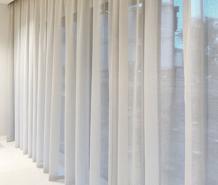 elektra valdomos tarpinės užuolaidos