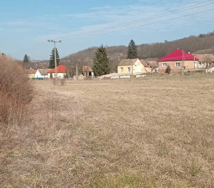 n einem ruhigen, kleinen Dorf etwa 15 km von Kaposvár entfernt, direkt an der Straße zum Balaton, we