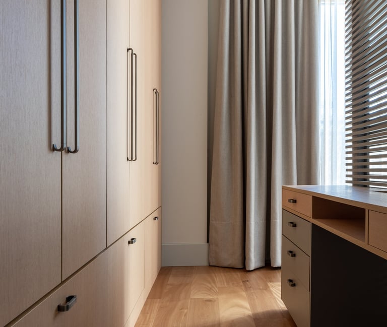 quarto residencial piso de madeira natural e cortina wave