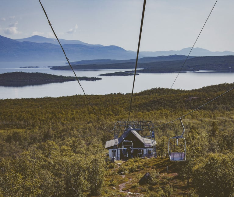 Kolej linowa na Abisko Sky Station, Laponia, Szwecja..