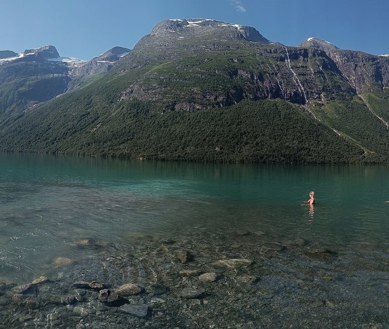 Lodowiec Jostadelsbreen, jezioro u podnóża w lecie