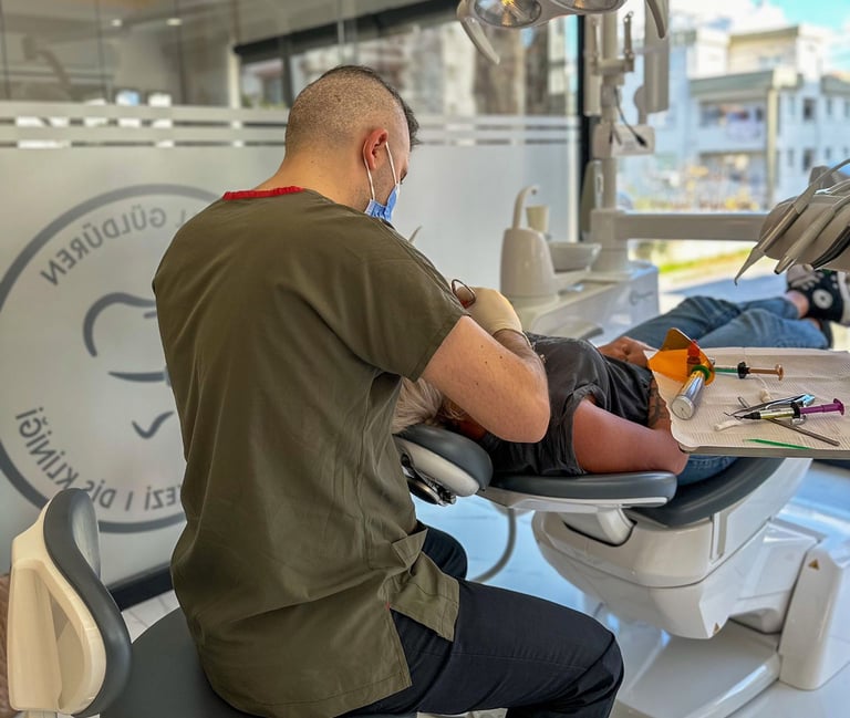 Girne, Kıbrıs’ta uzman diş hekimi Dr. Dt. Kemal Güldüren | Diş teli, ortodonti, şeffaf plak. 