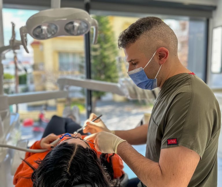 Girne, Kıbrıs’ta uzman diş hekimi Dr. Dt. Kemal Güldüren | Diş teli, ortodonti, şeffaf plak. 