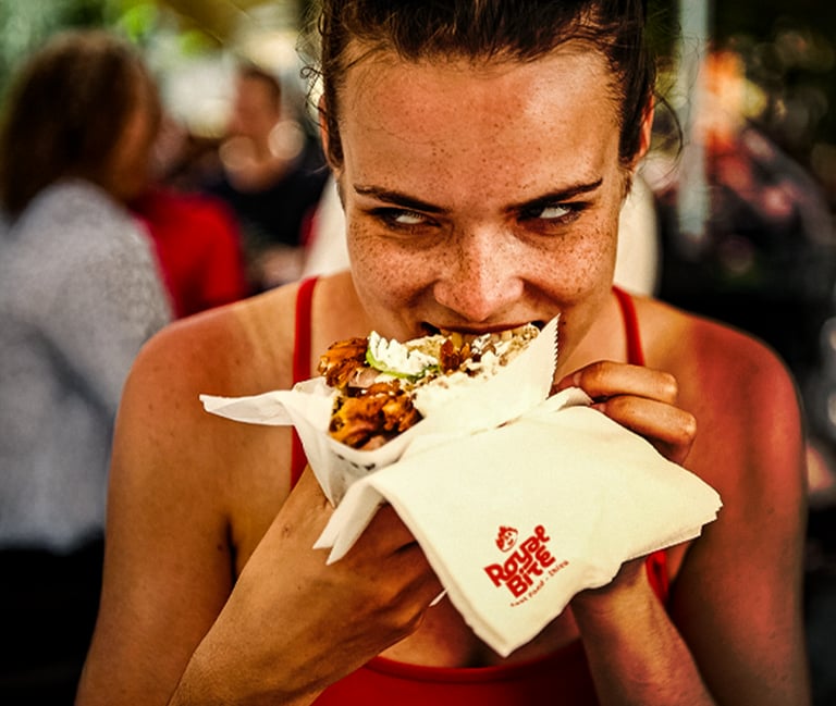 "Proyecto de branding y universo visual juvenil para la marca gastronómica Royal Bite."
