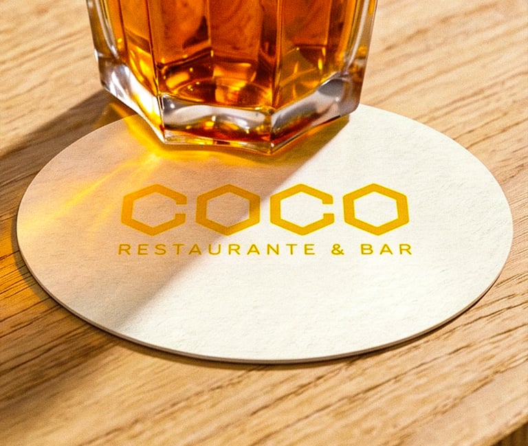 "Sistema de identidad visual y dirección creativa geométrica para el restaurante de playa Coco."