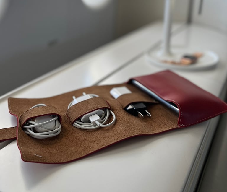 pochette vegan pour câbles , rangement pour cables de chargement en simili cuir pour le voyage 