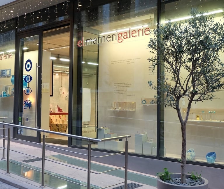 Θέα της Eleni Marneri Gallery (Ακρόπολη, Αθήνα) από τον δρόμο