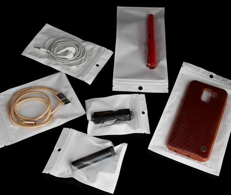 Fabricant de sachets zip transparent nacré pour accessoires téléphonie et électroniques.