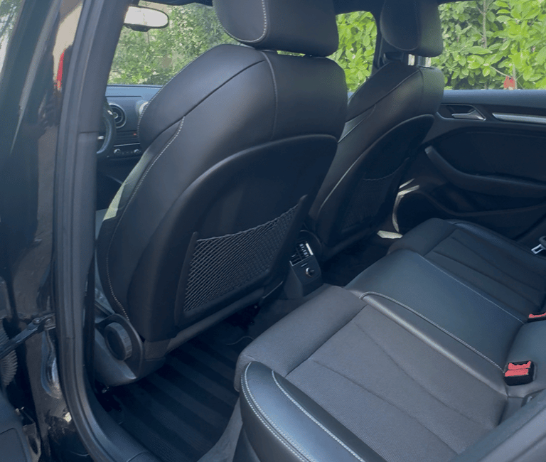 interieur de voiture propre après le passage d'un proffessionel du nettoyage de voiture 