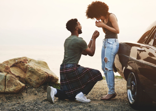 Un homme fait sa demande en mariage