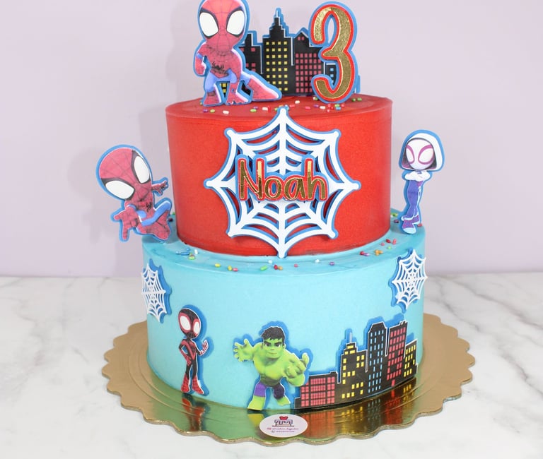 Tarta personalizada de Spiderman de dos pisos, elaborada para cumpleaños infantil en Madrid