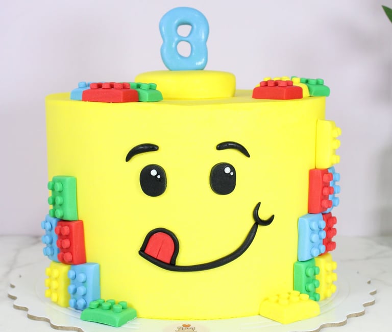 Tarta personalizada de Lego con diseño colorido, creada para cumpleaños infantil en Madrid
