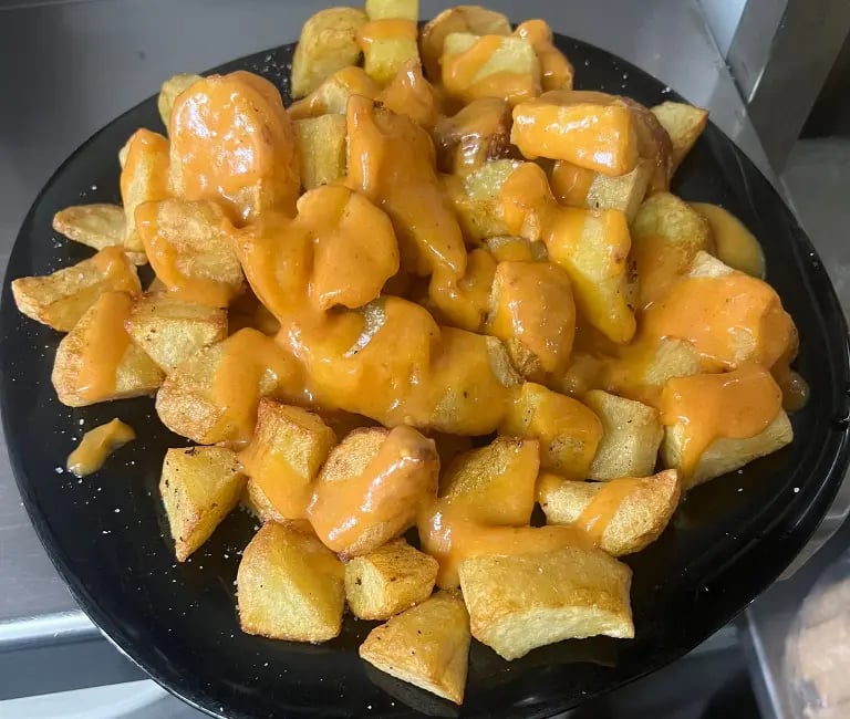 ración de patatas fritas casetas con salsa brava