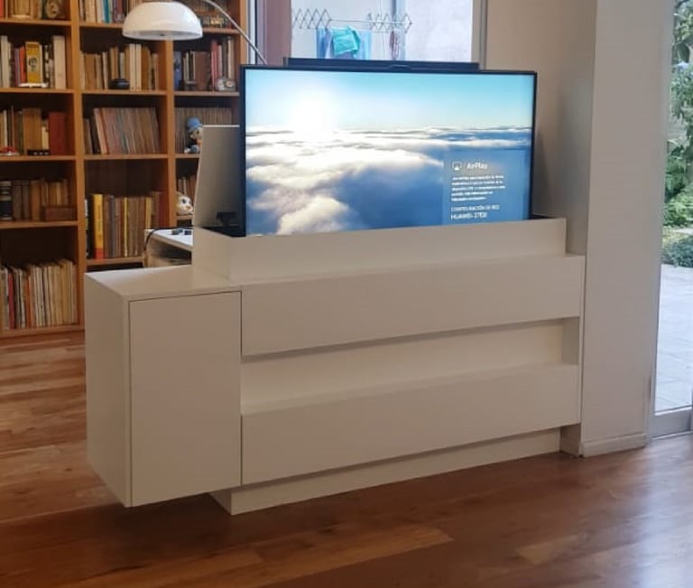 Mobiliario con espacio de guardado para elevador de tv