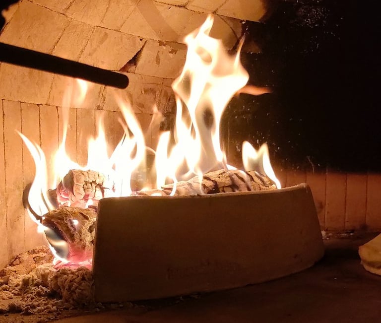 horno de leña con fuego 