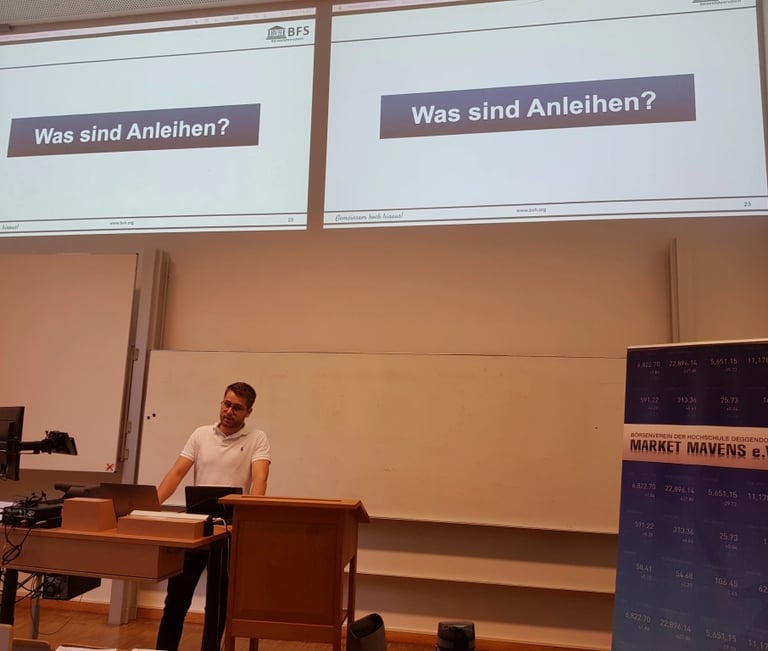 Unser dritter Vorstand Elias Wagner beim Vortrag „Aktien, Renten und Fonds“