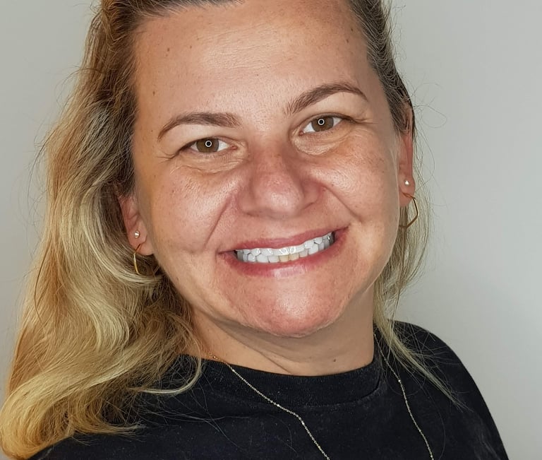 Transformação de sorriso realizada com o método Resinalign, unindo beleza, autoestima e segurança em
