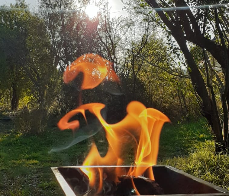 fuego sagrado agnihotra en piramide de cobre salida y puesta de sol vedas purificación de atmósfera