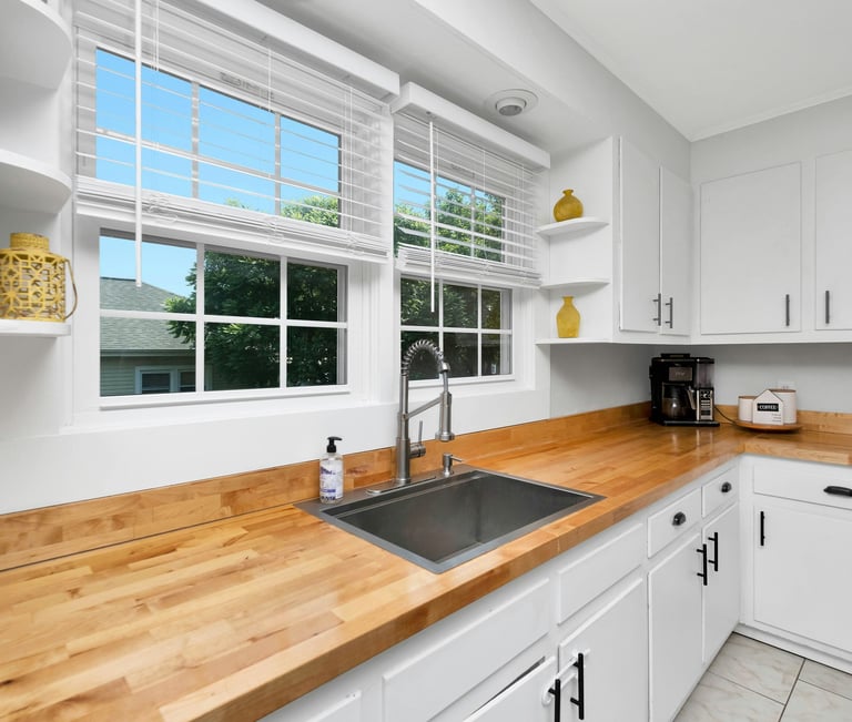 Eine helle Küche mit einer Echtholz Arbeitsplatte