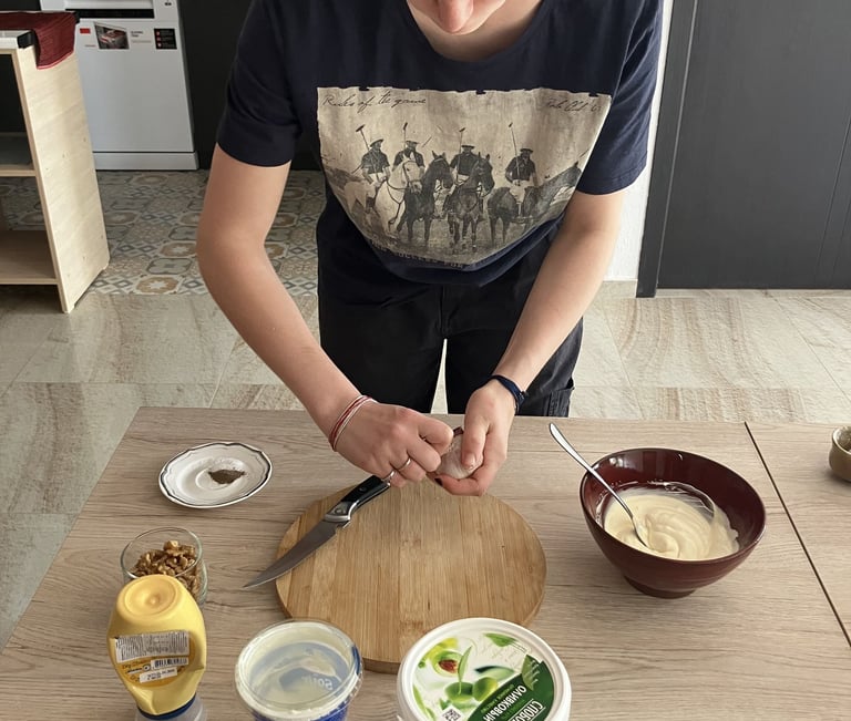Ein Mädchen schält Knoblauch
