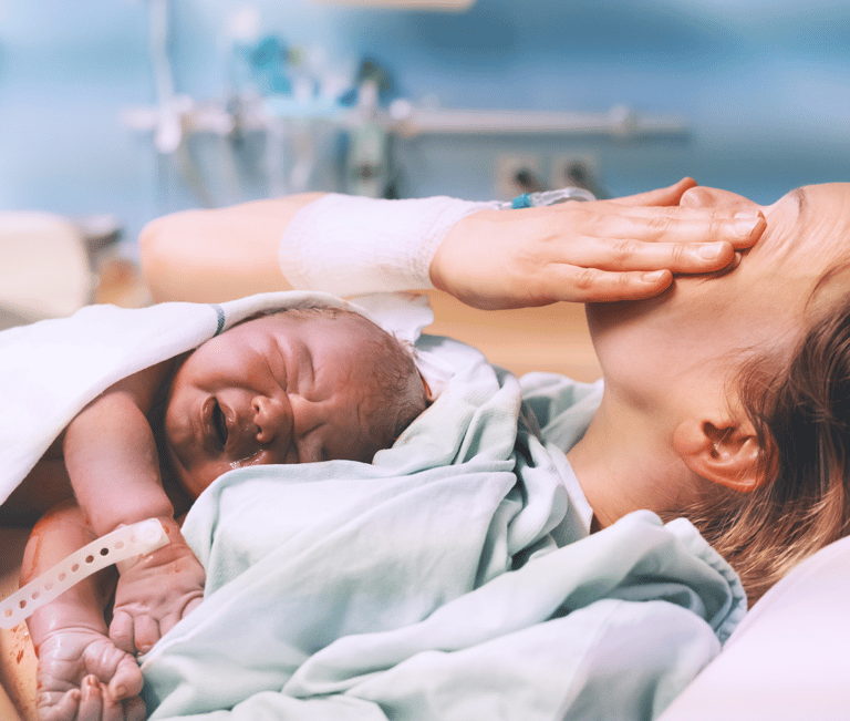 Femme qui vient de mettre au monde son enfant avec émotion